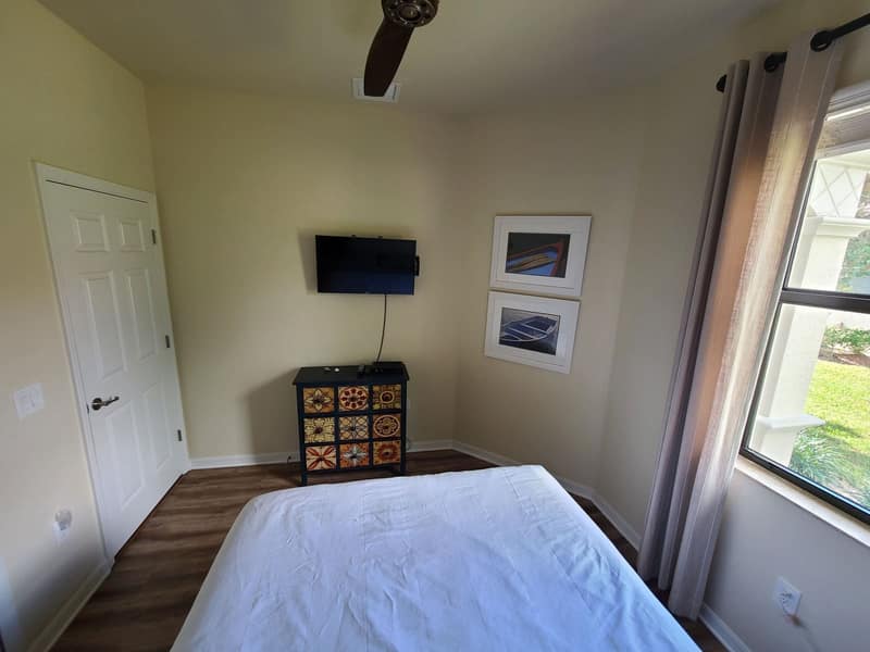 Third bedroom with a wall-mounted TV